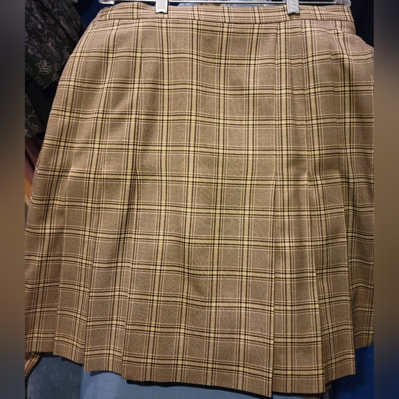 170. Tahari skirt set - Picture 5 of 6